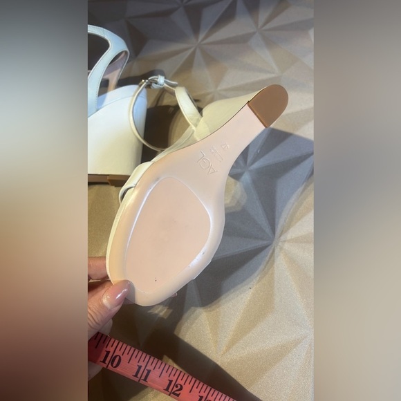 NWT AGL White Heels - Picture 5 of 7